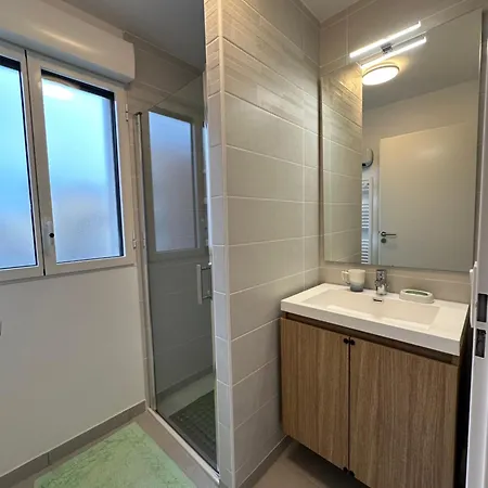 Bright Sunny Flat 2 Bedrooms 750 Sqft + Free Pkg *