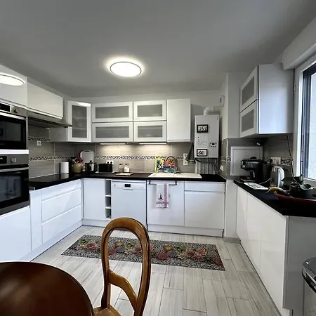 Bright Sunny Flat 2 Bedrooms 750 Sqft + Free Pkg * سانت أويه