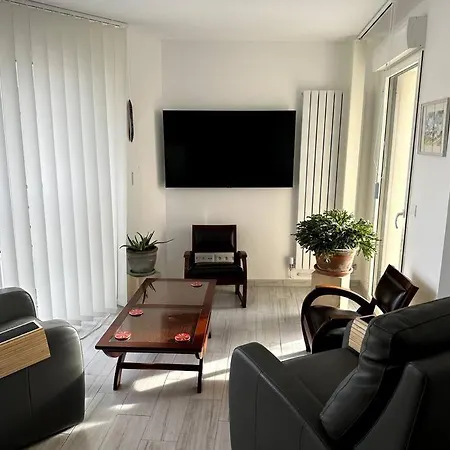 شقة Bright Sunny Flat 2 Bedrooms 750 Sqft + Free Pkg سانت أويه
